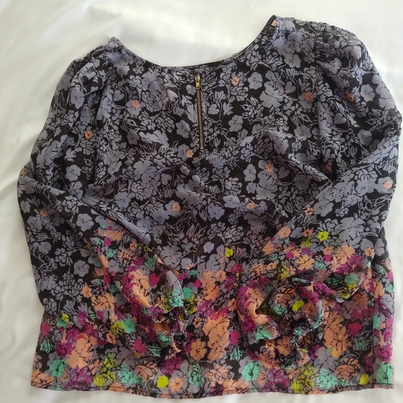 Two beautiful woman's sheer floral print blouses - Picture 6 of 7